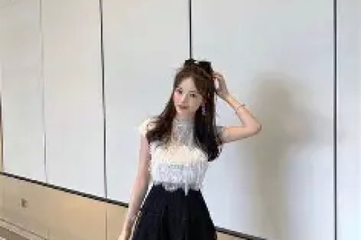 杨幂微博之夜造型引爆热搜！深紫缎面礼服配蓝宝石项链惊艳全场岁月不败美人话题阅读量破五亿！